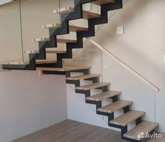 Металлические лестницы с отделкой деревом