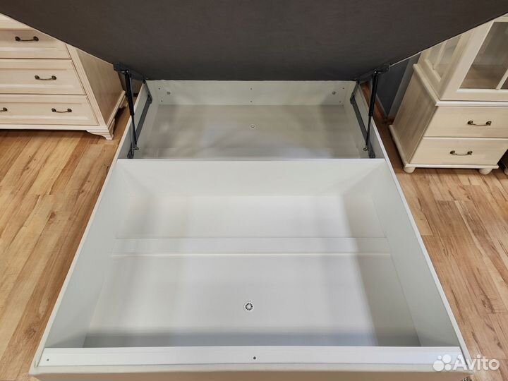 Кровать. Кровать с матрасом