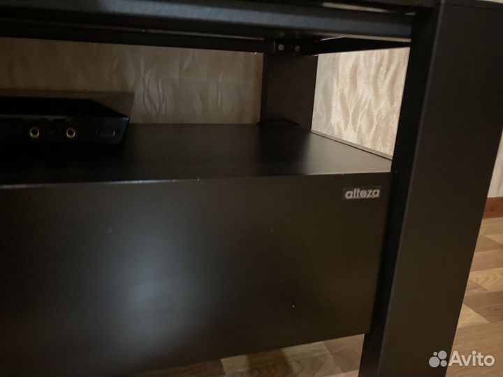 Стеклянная тумба под тв