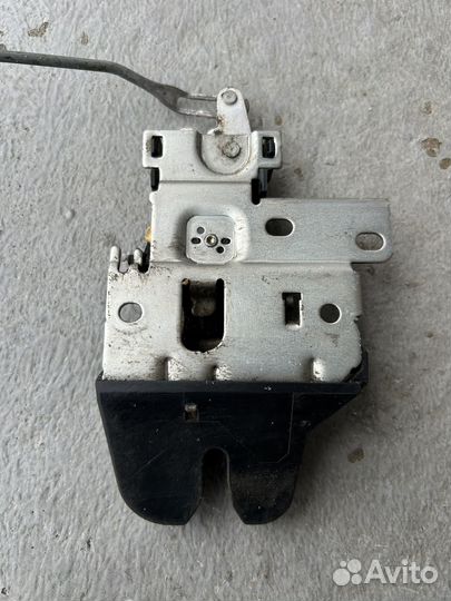 Замок крышки багажника Mitsubishi Lancer 9