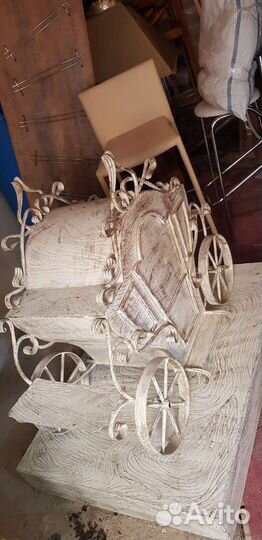 Декортативная карета на подиуме