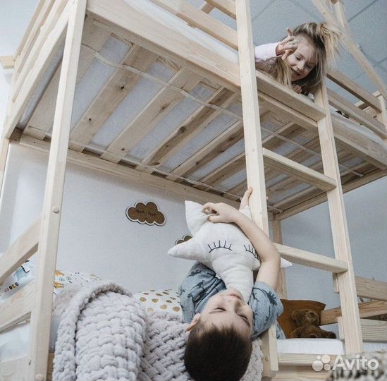 Кровать двухьярусная особая