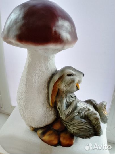 Садовая фигура Веселый зайчик у гриба