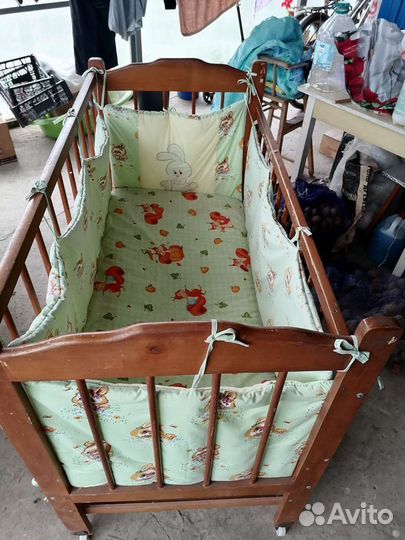 Детская кроватка и столик для кормления