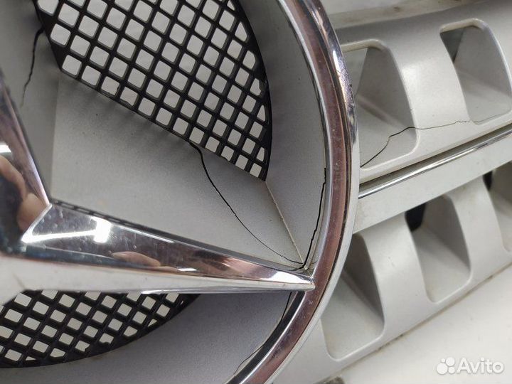 Б/У Б/У Решетка радиатора Дефект- трещины, Дефект