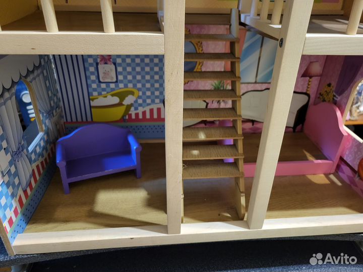 Деревянный кукольный домик с мебелью