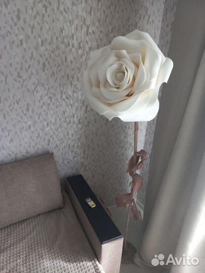 Роза-Лампа-цветок