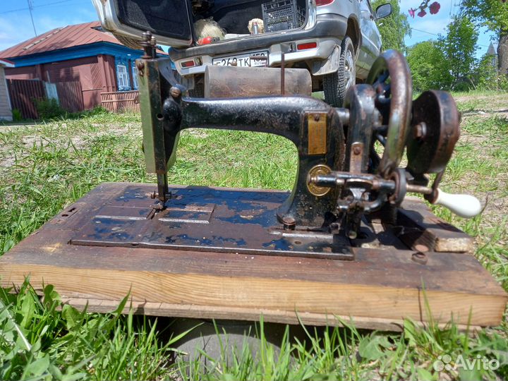 Продам швейную машинку