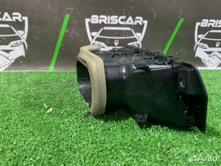 Дефлектор воздушный центральный в торпедо передний