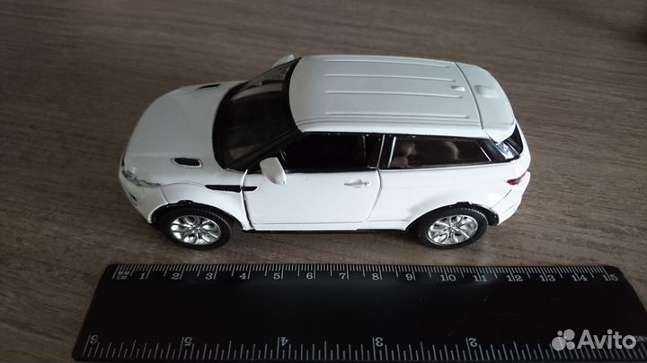 Коллекционная модель авто Range Rover Evoque, 1:34