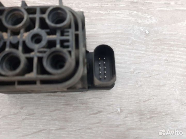 Блок клапанов пневмы Volkswagen Tuareg 1