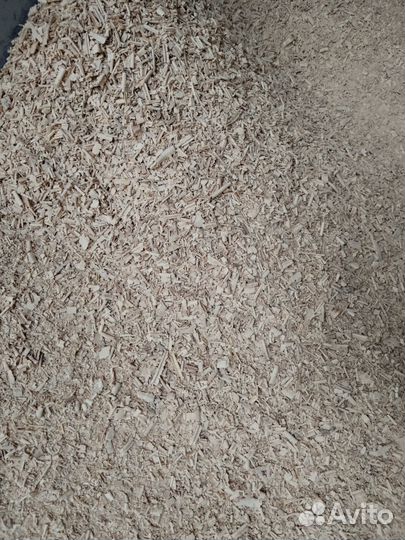 Сухие опилки в мешках