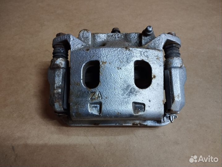 Суппорт передний левый Nissan Pathfinder R52