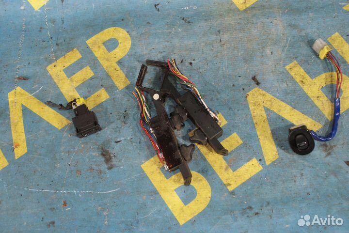 Кнопка стеклоподъемника Nissan Primera P10