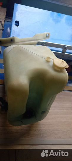 Бачек омывателя фар и лобового стекла