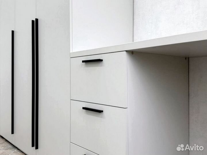 Рабочая зона со шкафом у окна