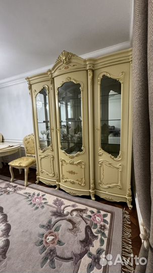 Продается витрина, тумба тв, стол и 4 стула