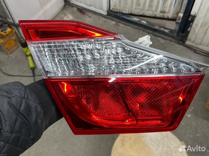 Фонарь крышки багажника левый Toyota Camry 50