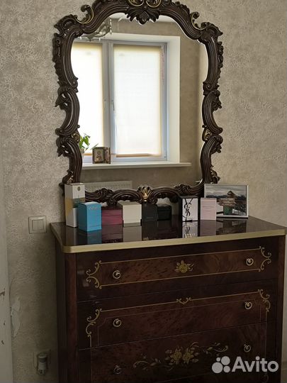 Шкаф, две тумбочки, комод с зеркалом и кровать