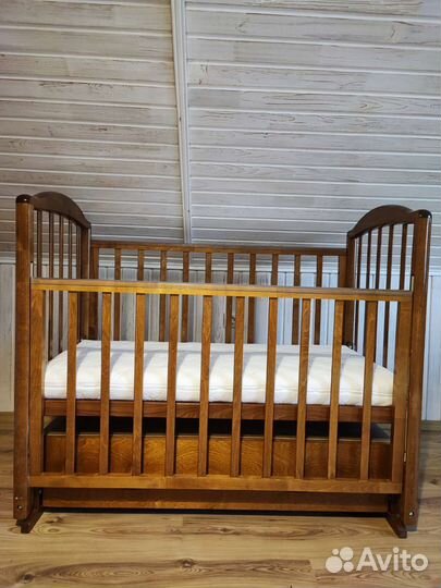 Детская кроватка с маятником и матрасом