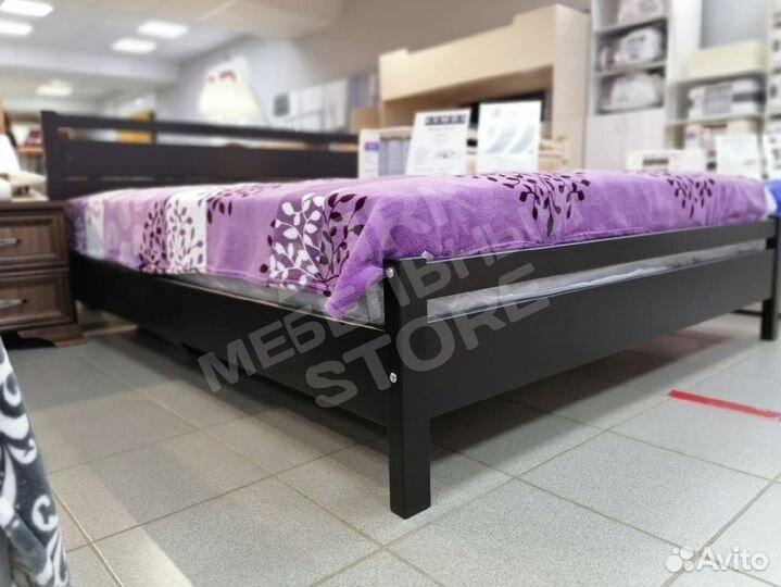 Кровать массив