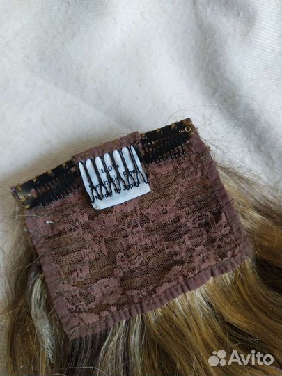 Волосы на заколках светло-русые, хвост