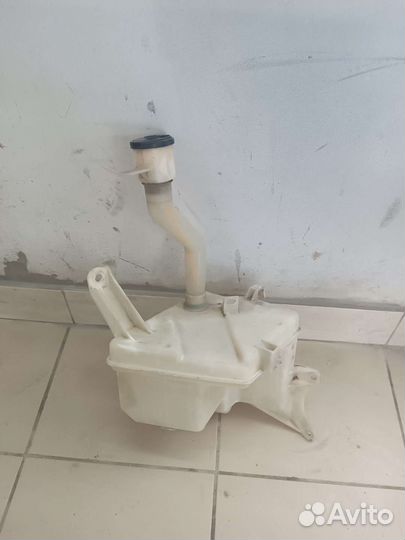 Бачек омывателя Toyota auris 150 2006-2009