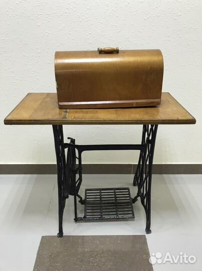 Швейная машинка на станине