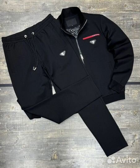 Стильный костюм Prada для спортивных мужчин