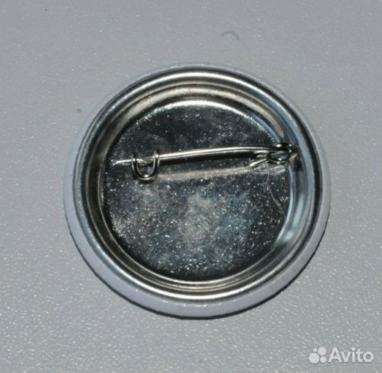 Хоккейные значки на вымпеле. 35 штук