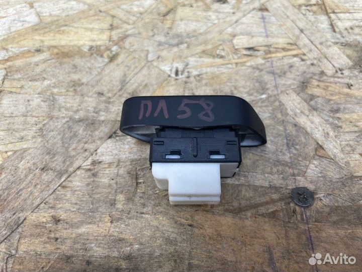 Кнопка блокировки дверей Volkswagen Polo