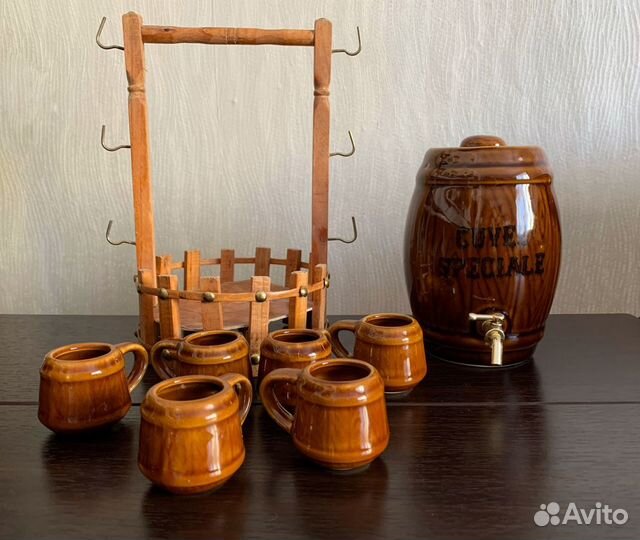 Бочонок с рюмками на подставке