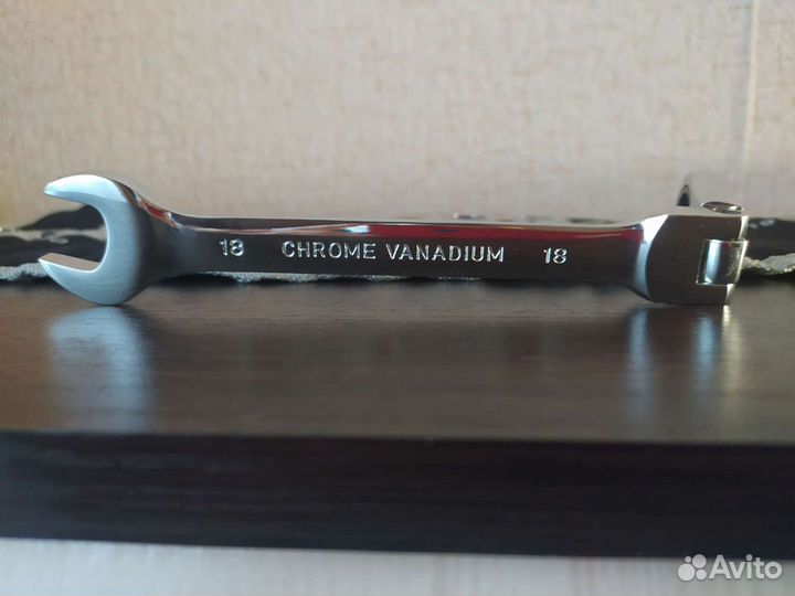 Набор ключей с трещеткой и шарниром