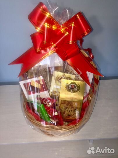 Подарочная корзина со сладостями