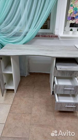 Маникюрный столик, комод, тележка