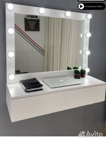 Зеркало с подсветкой тумбой и высоким стулом