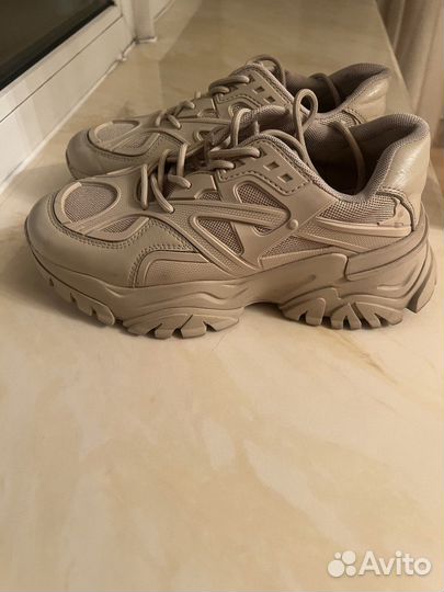 Кроссовки женские