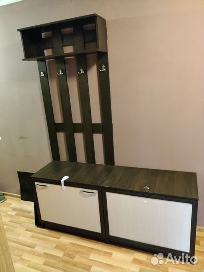 Вешалка настенная с тумбами