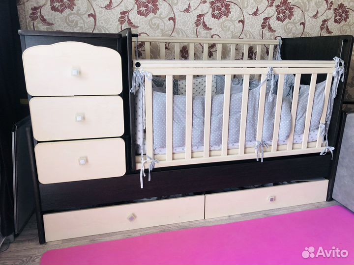 Детская кроватка с маятником