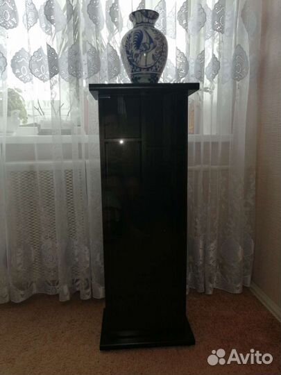 Тумба с чёрным стеклом