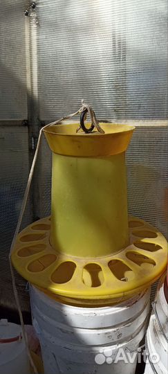 Кормушки и поилка для кур