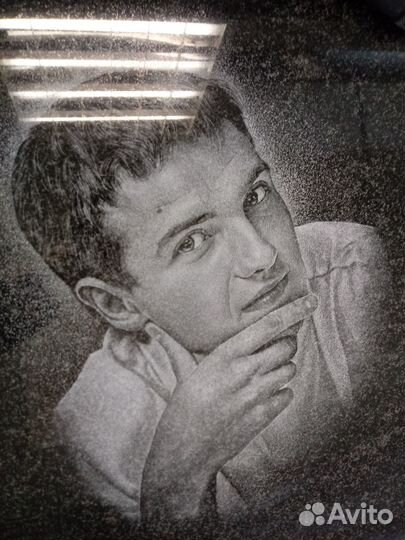 Художник гравёр, портрет ручной работы на граните