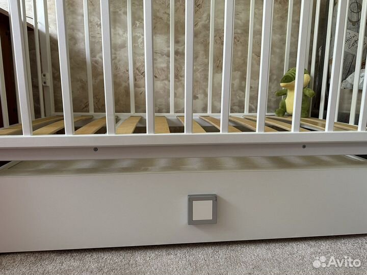 Детская кроватка с маятником и ящиком