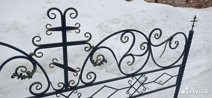 Ограда на кладбище могилу