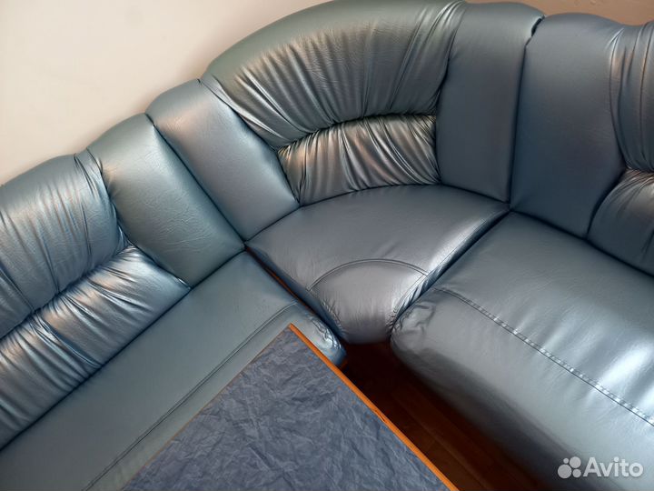 Кухня, диван угловой, стол, и две табуретки