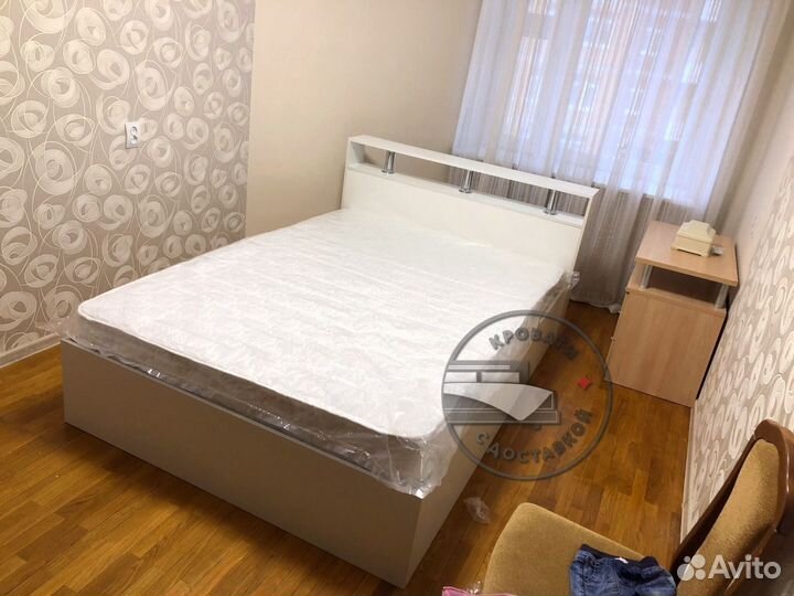 Кровать с матрасом