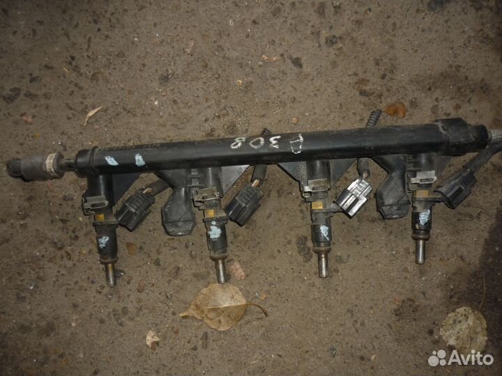 Топливная рампа с форсунками Пежо 308 1.6 ер6