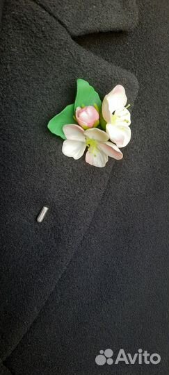 Брошь с цветами яблони