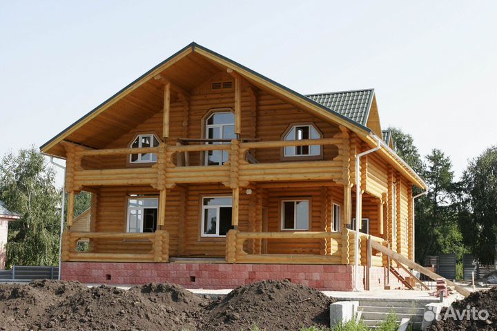 Сруб дома из бревна