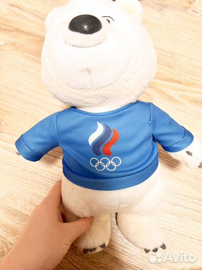 Белый олимпийский мишка